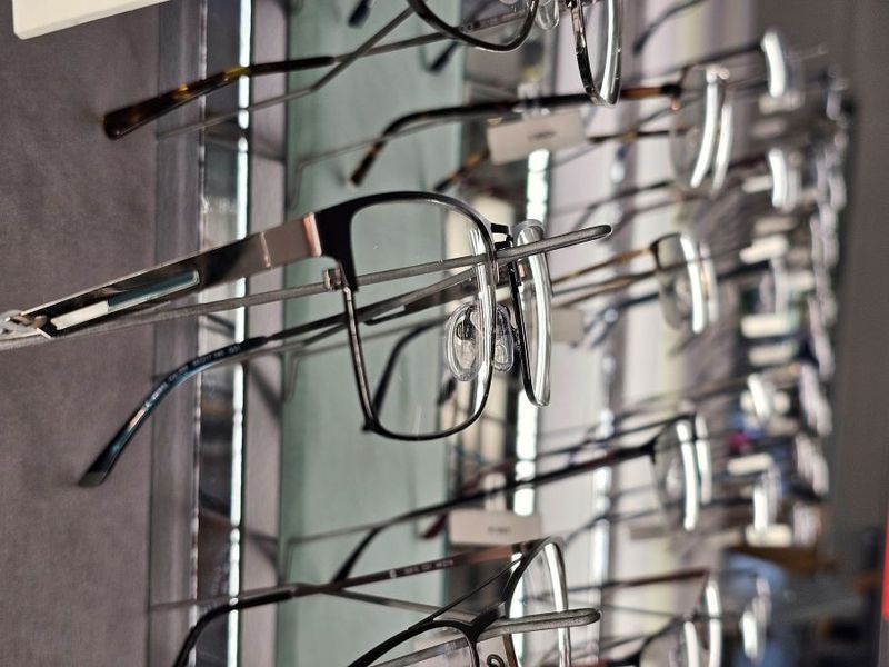 Verschiedene Brillenmodelle sind ausgestellt