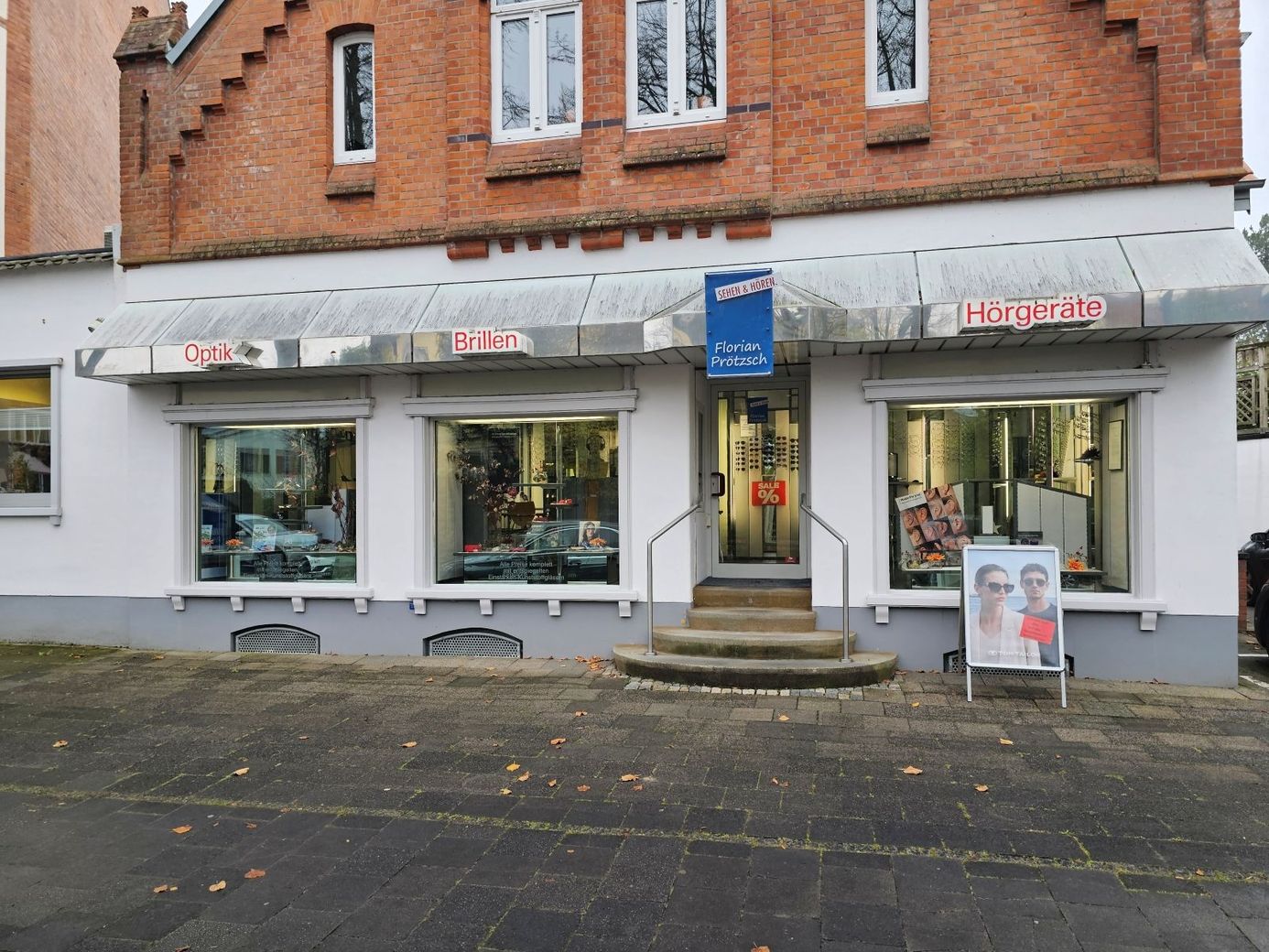 Das Geschäft von vorne fotografiert